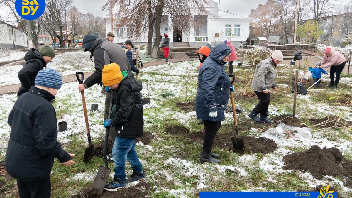USAID partners with civil society to help rebuild communities damaged by Russia’s war. In Bucha and Borodyanka, USAID supported Misto Sad (“Orchard City”) to mobilize volunteers to plant community gardens in memory of those who lost their lives during the occupation.