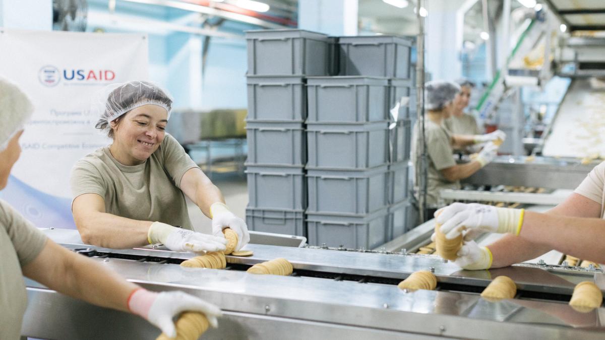 USAID partnered with Yarych, a Lviv-based food producer, to produce more than 24 tons of non-perishable food for 45,000 displaced Ukrainians in Donetsk, Kharkiv, Dnipropetrovsk, Sumy, and Poltava. In the process, the company created jobs for residents of Lviv. 