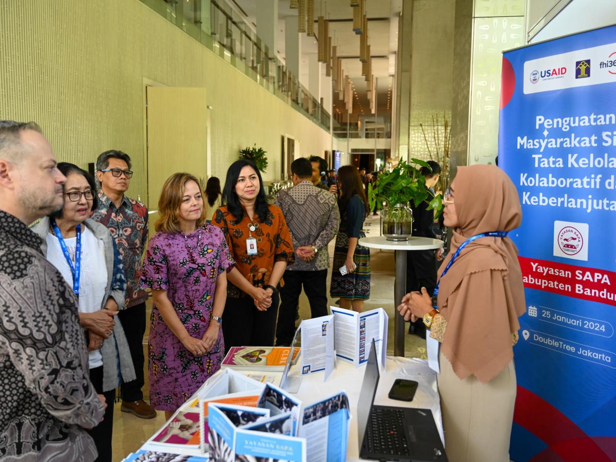 USAID Indonesia Deputy Mission Director Erin Nicholson meets with one of the civil society partners, Yayasan SAPA from Kabupaten Bandung, at the USAID MADANI CSO Exhibition.