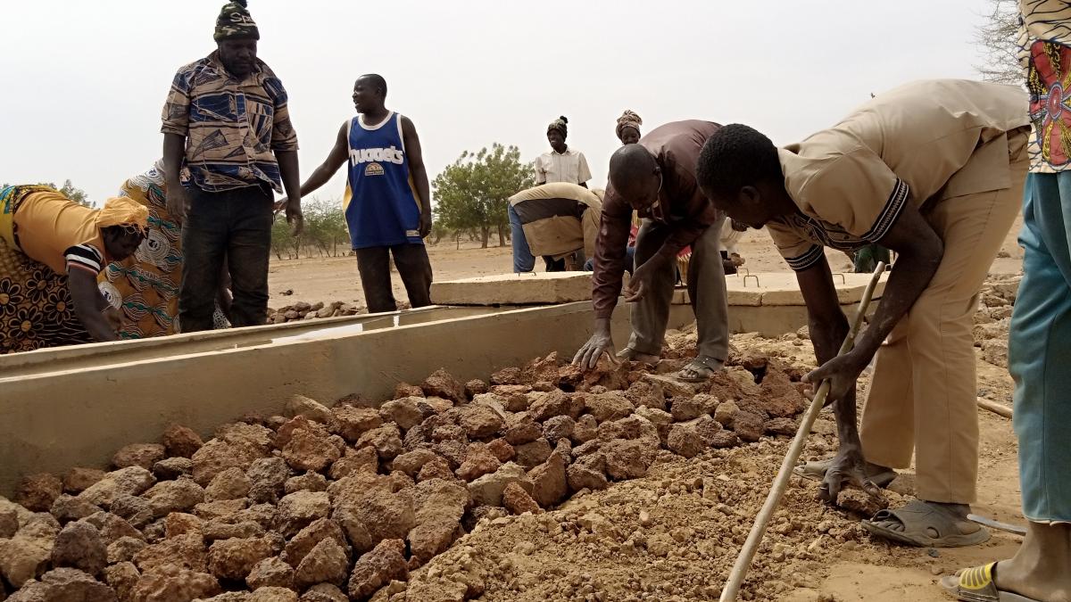 Burkina Faso Water Users Association Member at work TerresEauVie