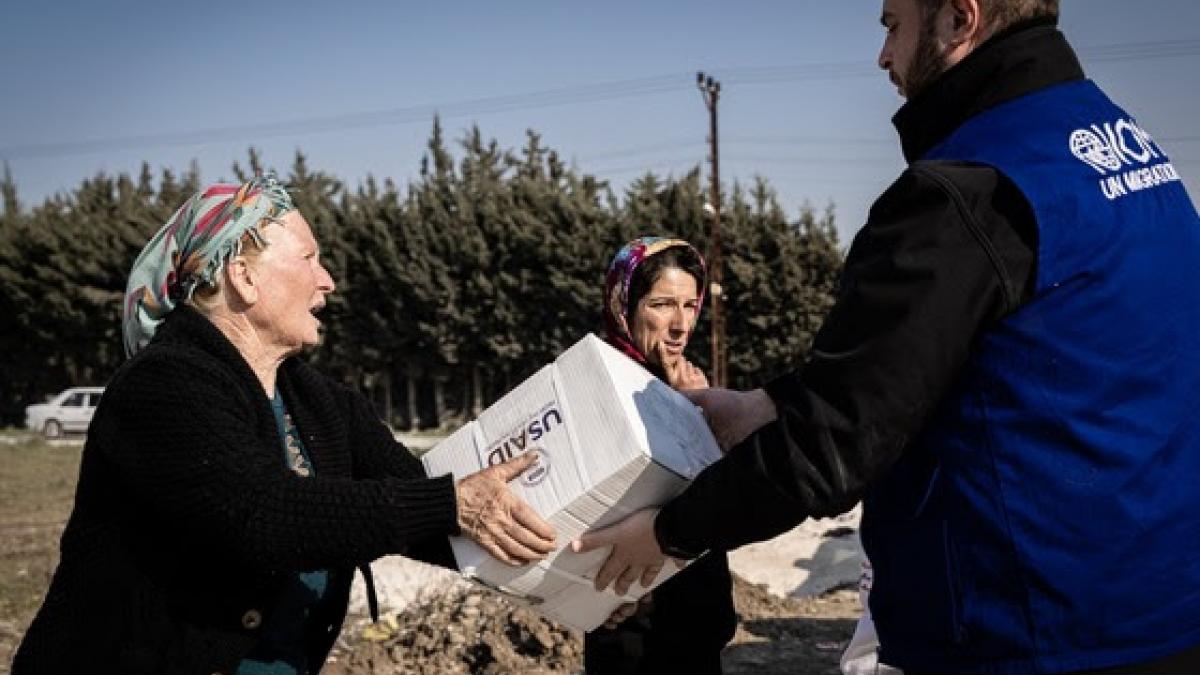Women receiving USAID assistance in Türkiye following the February 2023 earthquakes.