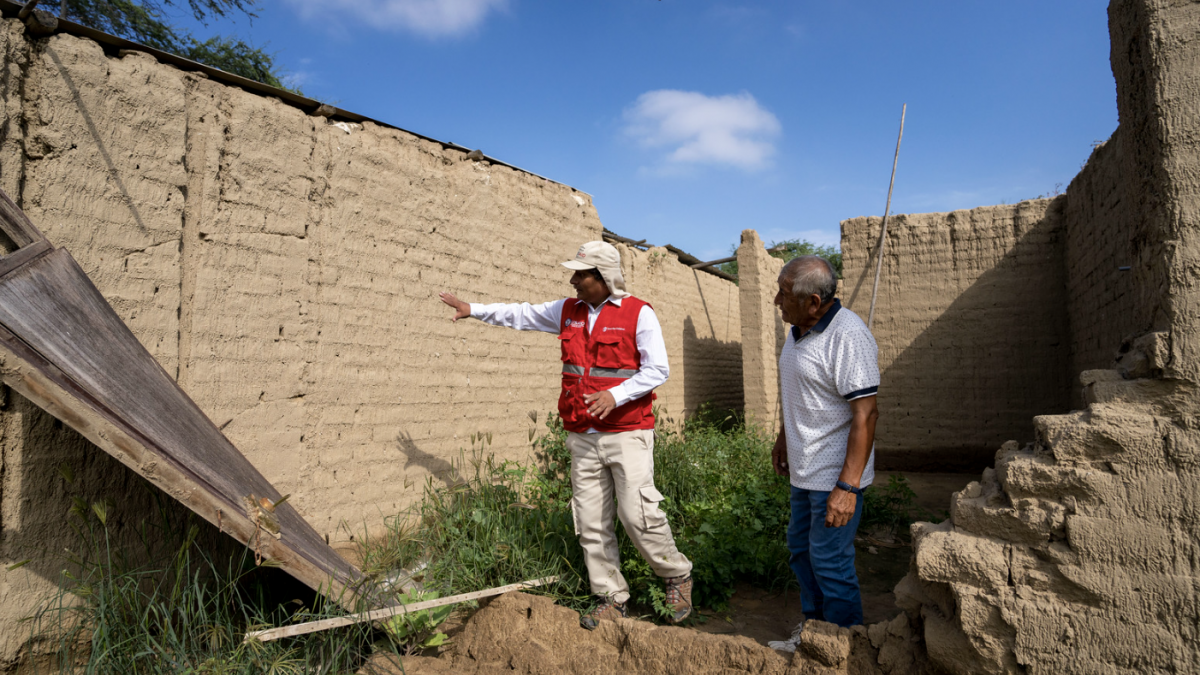 Gonzalo Peche is a resident of Villa Monterrey affected by floods. He received training from USAID and Save the Children to improve the way of building homes in his community and thus be better prepared for natural disasters 