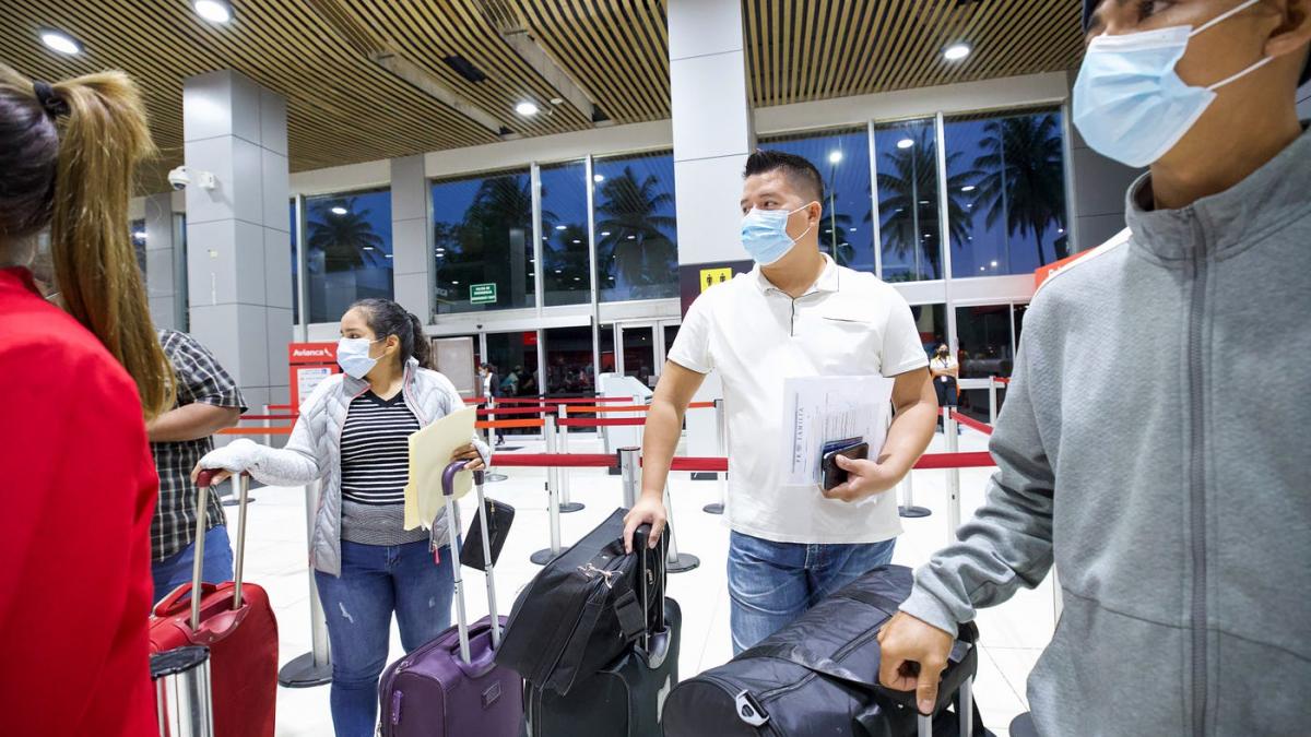 Balmore and other beneficiaries of the H-2 visa program do their check-in process at the Salvadoran international airport.