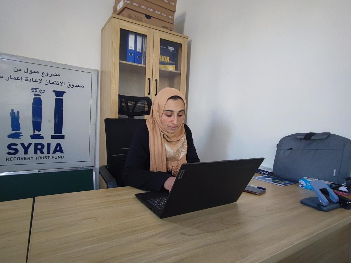 Syrian woman with a computer
