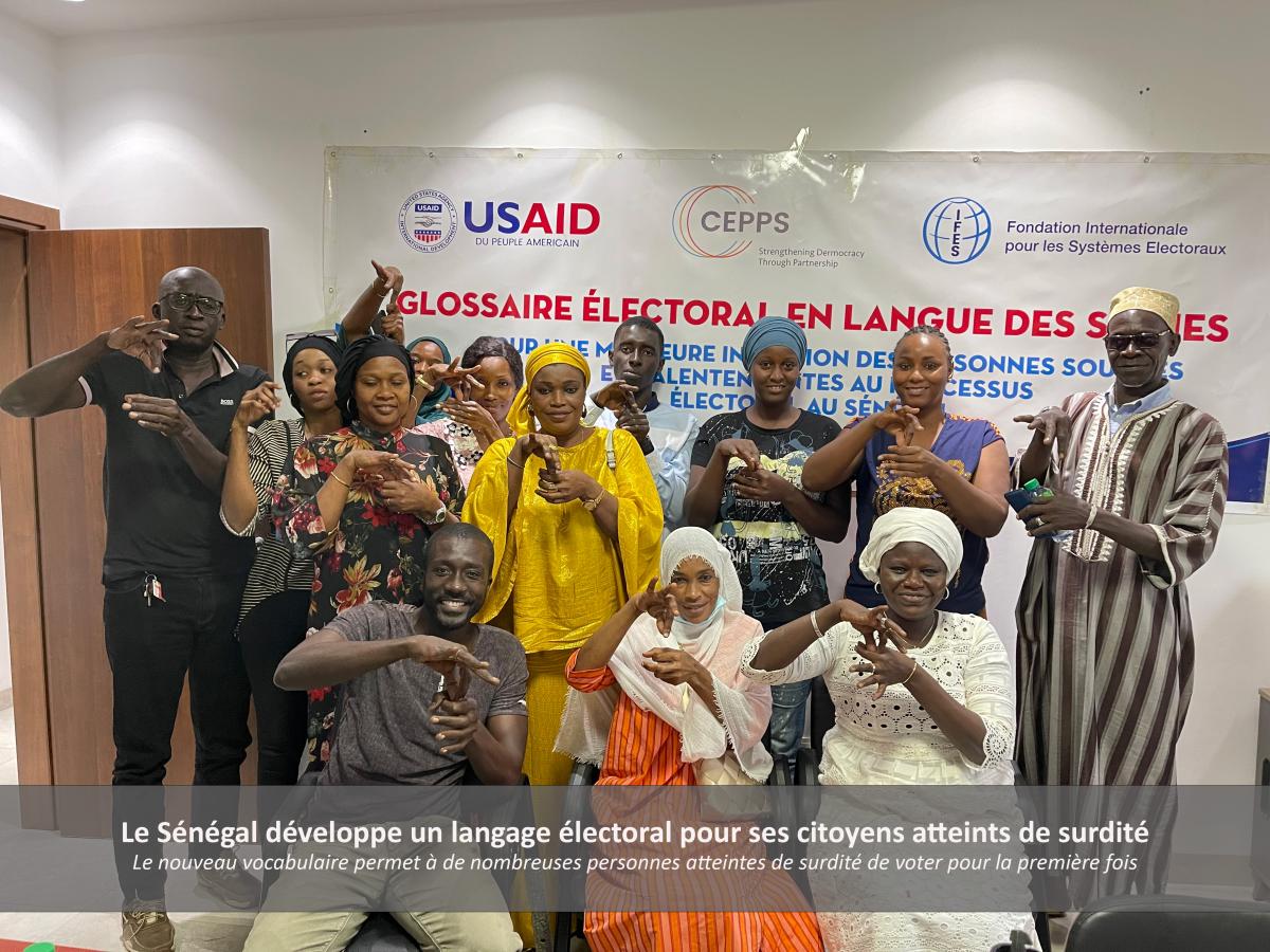 Des membres de l’Association nationale pour la promotion des sourds du Sénégal (ANPSS) faisant le signe « Vote !».