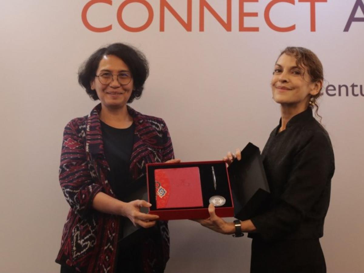 Ir. Suharti, M.A., Ph.D., the Secretary General of Ministry of Education, Culture, Research and Technology receives a token of appreciation from Laura Gonzales, Acting USAID Indonesia Mission Director at the U.S. and Indonesia Connect and Collaborate Higher Education Forum on Tuesday. (State Dept.)