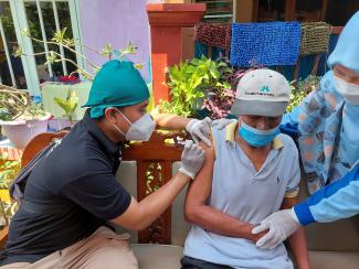 Untuk membantu memastikan akses vaksin COVID-19 yang merata, USAID bekerja sama dengan Pemerintah Indonesia dan komunitas masyarakat melakukan vaksinasi kepada lansia, penyandang disabilitas, dan kelompok yang sulit dijangkau lainnya di lingkungan dan tempat tinggal mereka secara nyaman.