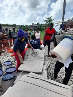 USAID partner Catholic Relief Services (CRS) distributes hygiene and shelter kits to support 2,800 families in hard-hit areas of Nippes on August 18. 