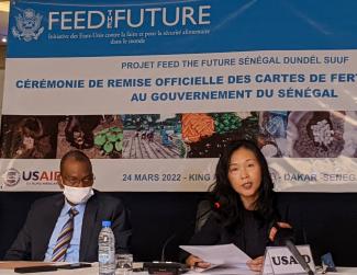 Le professeur Moussa Balde, ministre de l'Agriculture et de l'Equipement rural, et Mme Ying Hsu, directrice par intérim de l'USAID, lors de la présentation des cartes de fertilité des sols.
