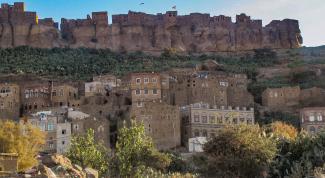 Image of mountains and brown brick houses common in Yemen.