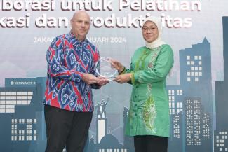 Direktur USAID Indonesia Jeff Cohen dan Menteri Ketenagakerjaan RI Ida Fauziyah