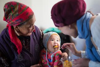 Проект USAID “Мыкты азыктануу” работает над улучшением питания среди женщин репродуктивного возраста (15–49 лет) и детей до 5 лет, с особым акцентом на 1000-дневное “окно возможностей”.