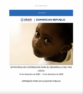 Documento de Estrategia de Cooperación para el Desarrollo del País República Dominicana. En la imagen, una niña mirando hacia la cámara.