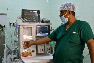 An anesthesia nurse uses the new anesthesia machine provided by USAID SHARP in the operating theater of Ibn Khaldun Hospital in Lahj Governorate.
