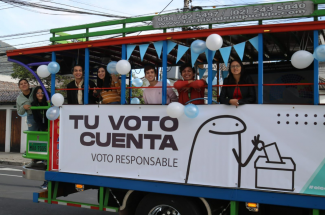 A bus with a displays a positive message on voting. Credit:Fundación Esquel