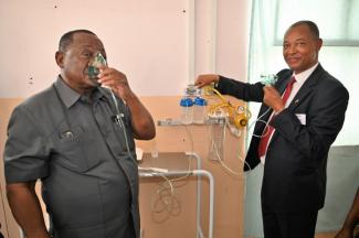 Dr. Kalumbi Shangula, Minister of Health and Social Services and Dr. Abeje Zegeye, Acting Health Office Director at USAID Namibia, demonstrating that oxygen arrives from the new plant at the hospital wards.
