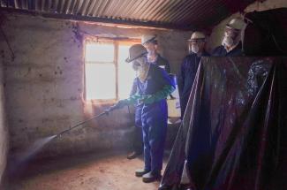 Deputy Chief of Mission Martin Dale joins the VectorLink project in Copperbelt Province to observe indoor residual spraying (IRS) to protect homes from malaria.