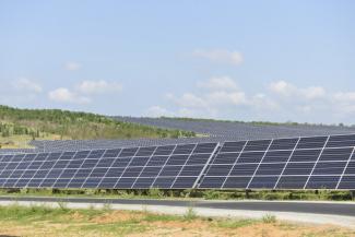Một nhà máy điện mặt trời ở Bình Thuận được triển khai với hỗ trợ kỹ thuật từ USAID.