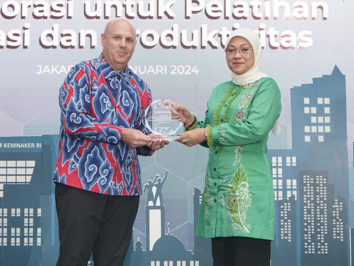 USAID Indonesia Mission Director Jeff Cohen and Minister of Manpower Ida Fauziyah