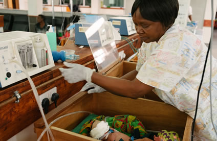 A nurse in Malawi uses a bCPAP machine.