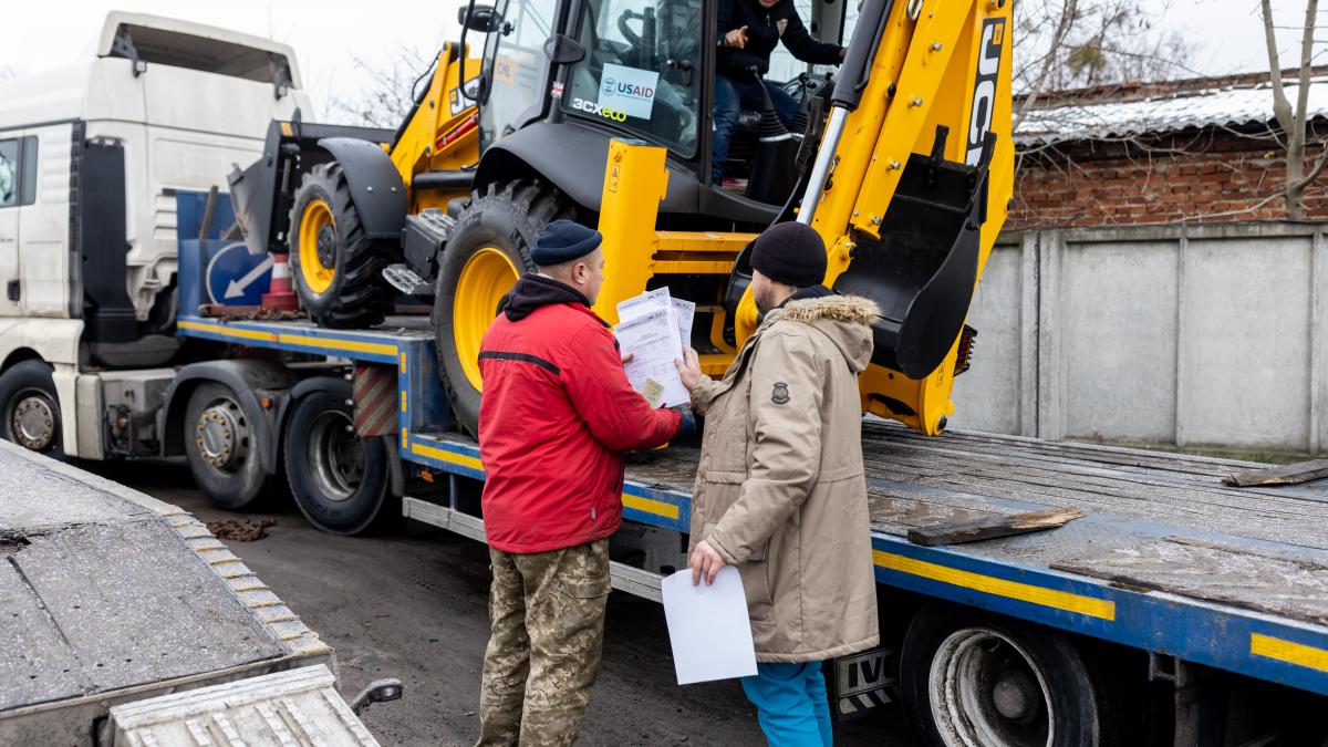In December, USAID delivered 40 excavators to 28 cities across Ukraine to repair heating and hot water networks damaged by Russia’s attacks. 