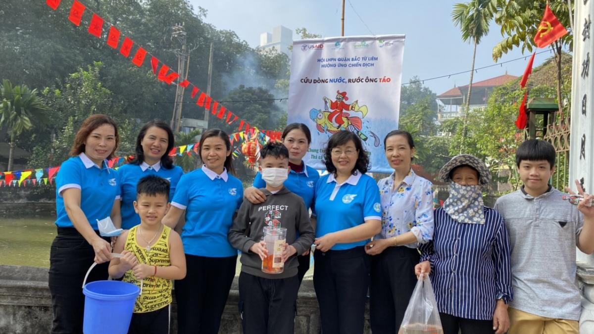 Some members of the Women's Union of Bac Tu Liem district in the campaign.