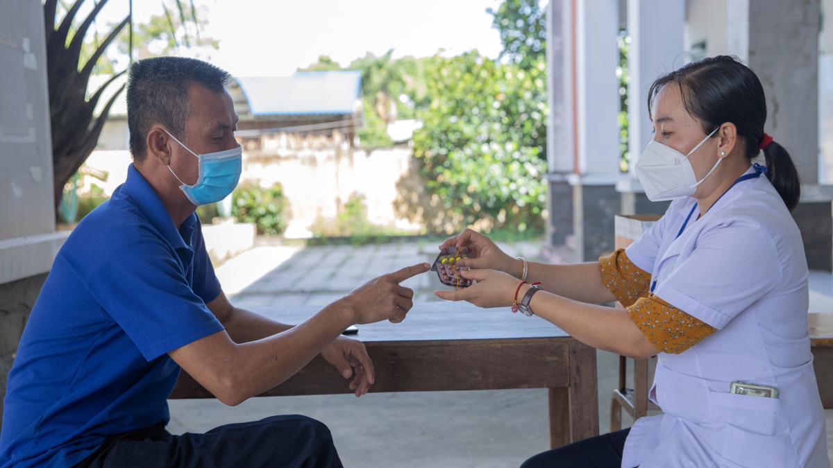 Y tá Lê Thị Cẩm Giang tư vấn cho ông vũ trong lần thăm khám định kỳ tại Trạm Y tế An Tịnh. 