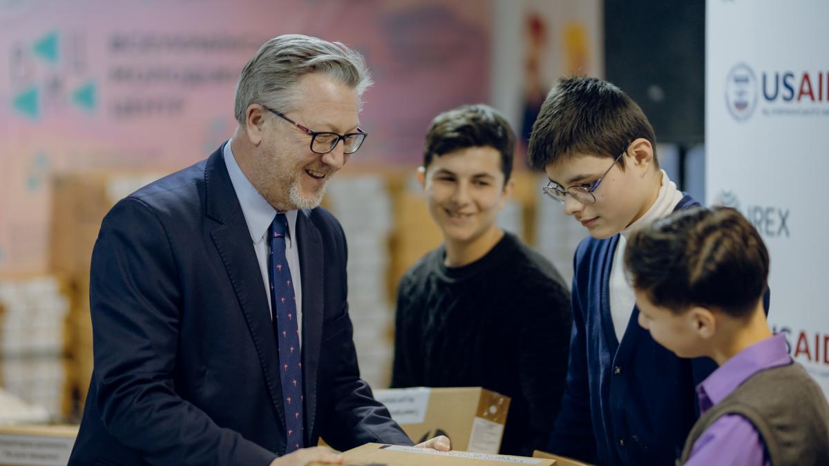 On December 15, USAID Mission Director James Hope and Deputy Minister of Youth and Sports Maryna Popatenko attended the handover of 5,000 laptops donated by HP Inc. with Microsoft software to enable Ukraine’s students to continue their education despite the ongoing war.