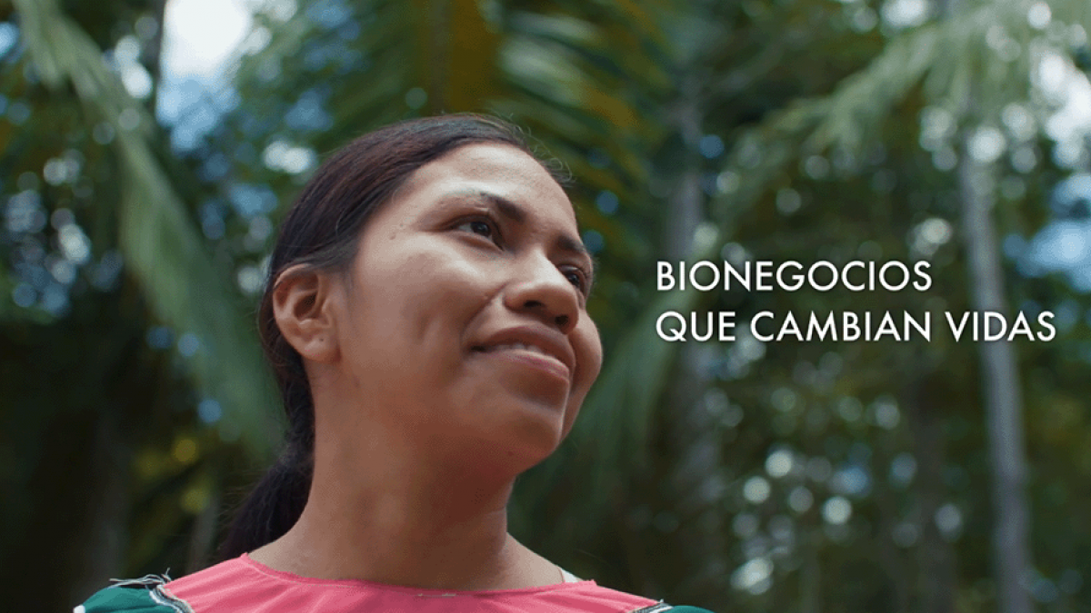 Una mujer indígena en la Amazonía mirando con optimismo