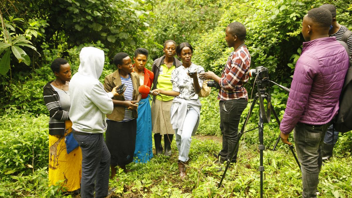 Journalists discuss natural resources management with representatives from Uganda Wildlife.