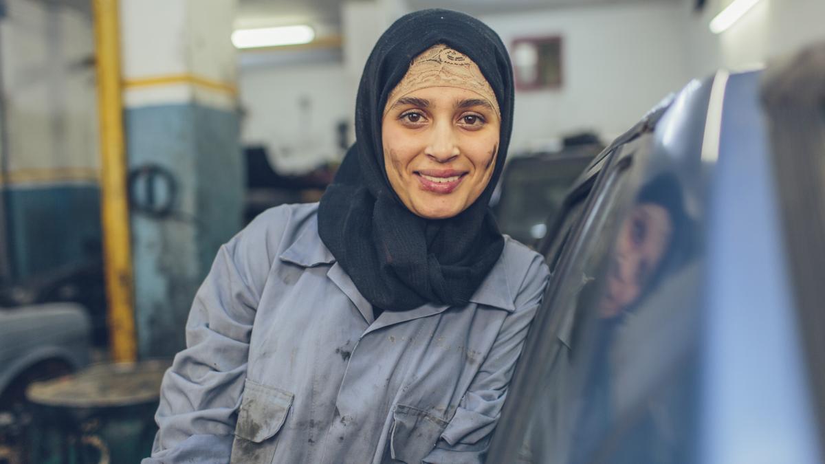 Najlae Lachkar interning at a local car garage in her hometown of Tetouan as part of the USAID FORSATY training program