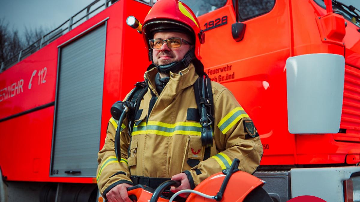 "Ми ретельно готуємося до будь-якої надзвичайної ситуації і завжди готові прийти на допомогу": пожежник-доброволець рятує свою громаду після ракетних ударів Росії.