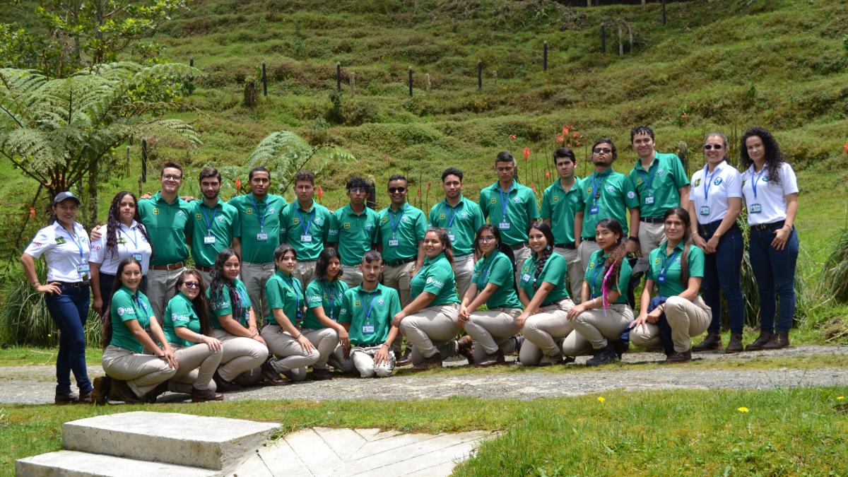 Primera Cohorte de JPCC, 2022. Estudiantes e Instructoras en la Reserva de Río Blanco, en actividades de cierre de JPCC. Foto por: Andrea Arias, Especialista de Comunicaciones, USFS Colombia.