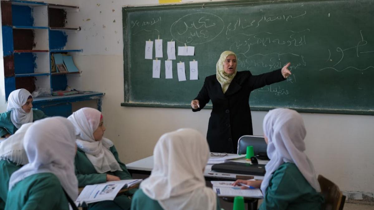 Hanan Al Smadi lectures to a computer science class at Anjara Elementary School Photo Credit: Thomas Cristofoletti
