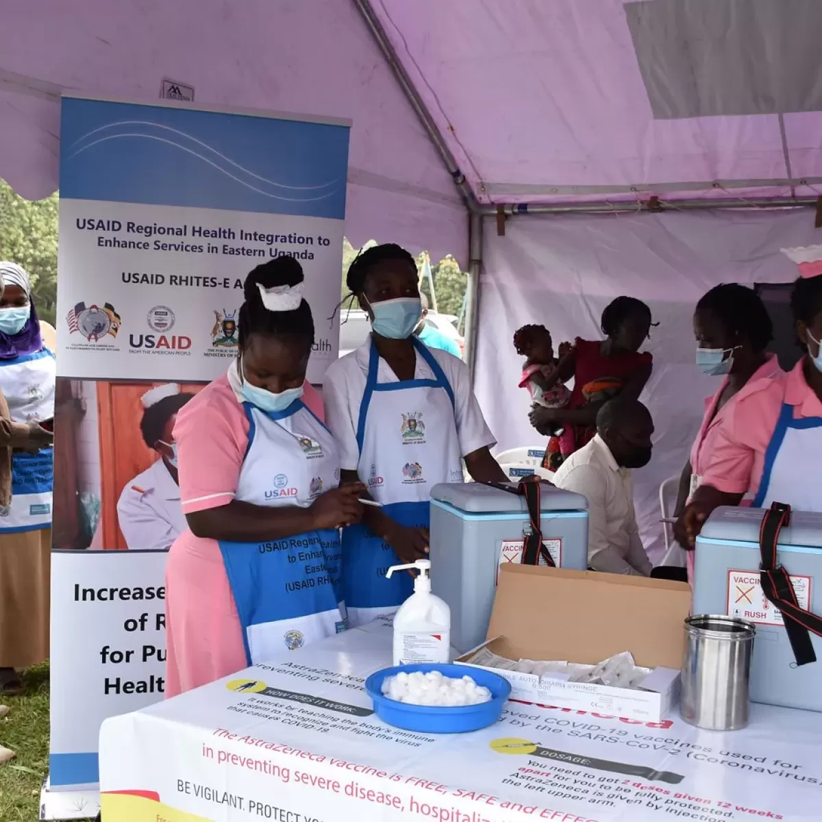 Health workers in Manafwa District participate in an integrated COVID-19 mass vaccination campaign led by the Ugandan Ministry of Health and USAID. / Irene Mirembe, IntraHealth