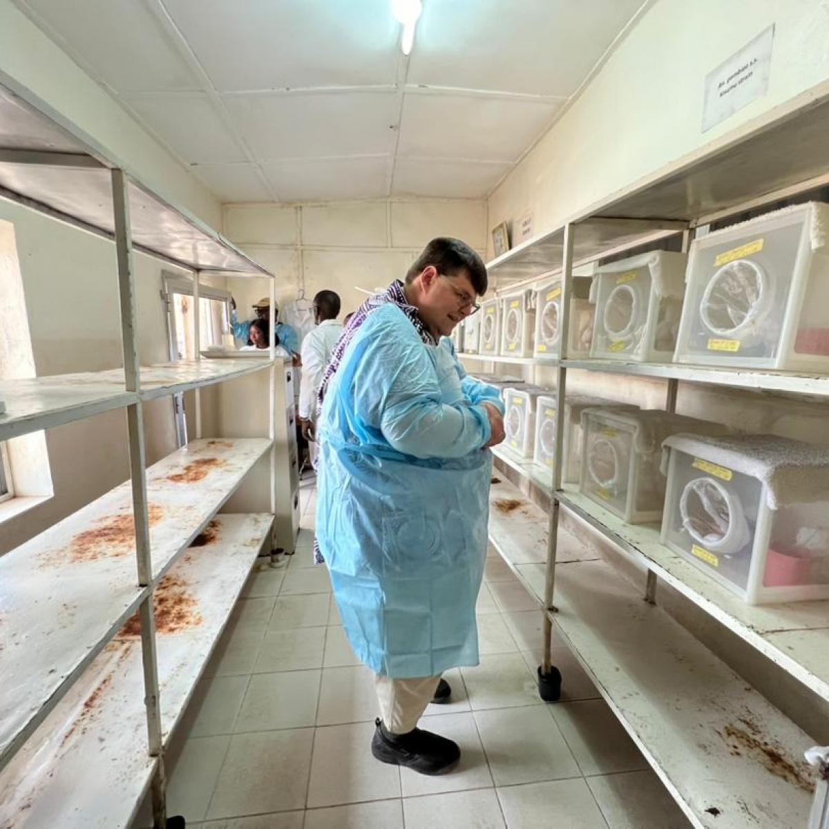 Ambassador Hunt Visits US Government-supported Facility to Fight Malaria in Sierra Leone