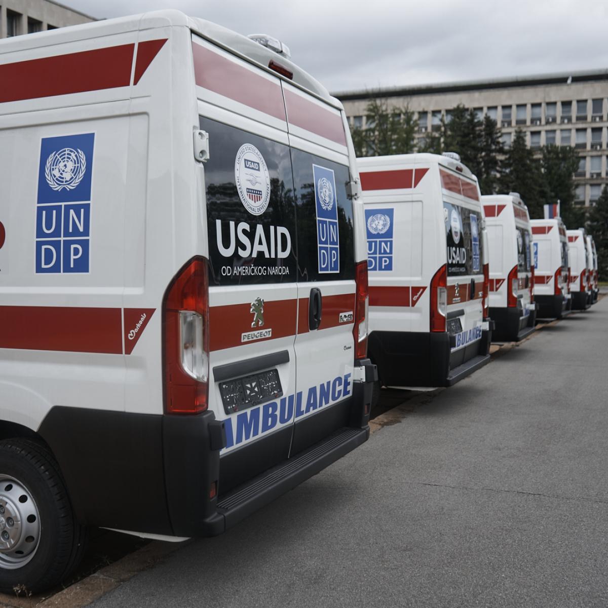 Sjedinjene Američke Države donirale 6 novih ambulantnih vozila za zdravstvene ustanove u Srbiji 