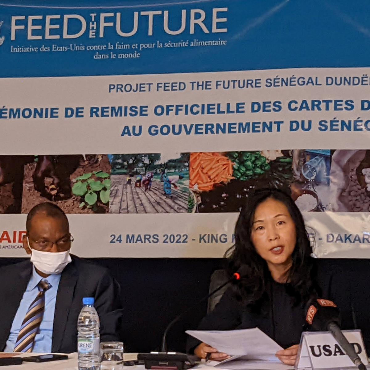 Le professeur Moussa Balde, ministre de l'Agriculture et de l'Equipement rural, et Mme Ying Hsu, directrice par intérim de l'USAID, lors de la présentation des cartes de fertilité des sols.