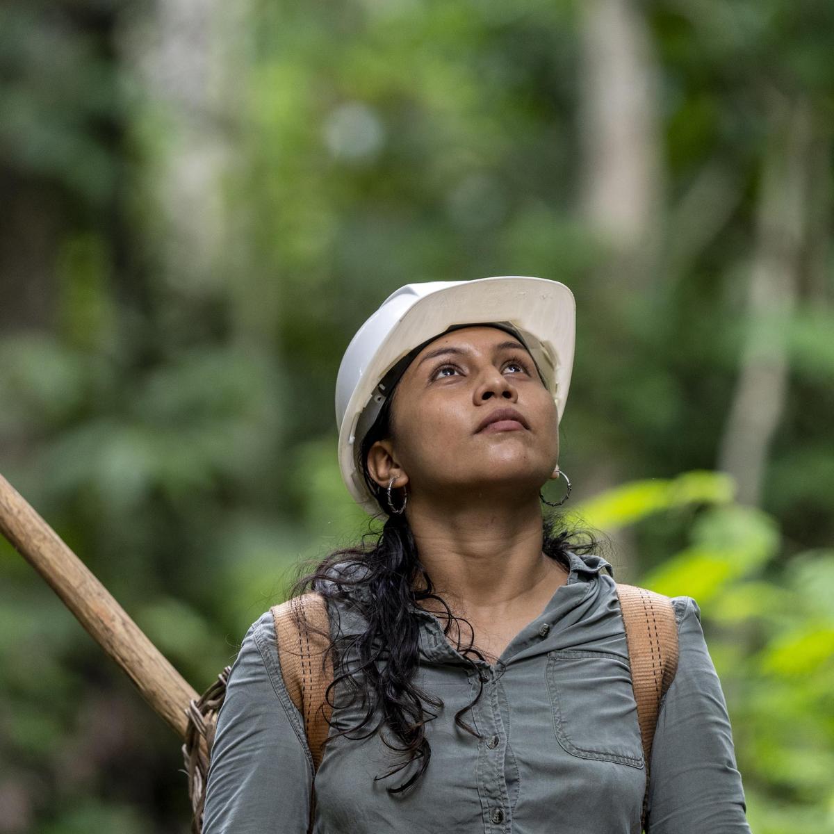 Yacxeri, a woman looking at the sky in the Amazon rainforest