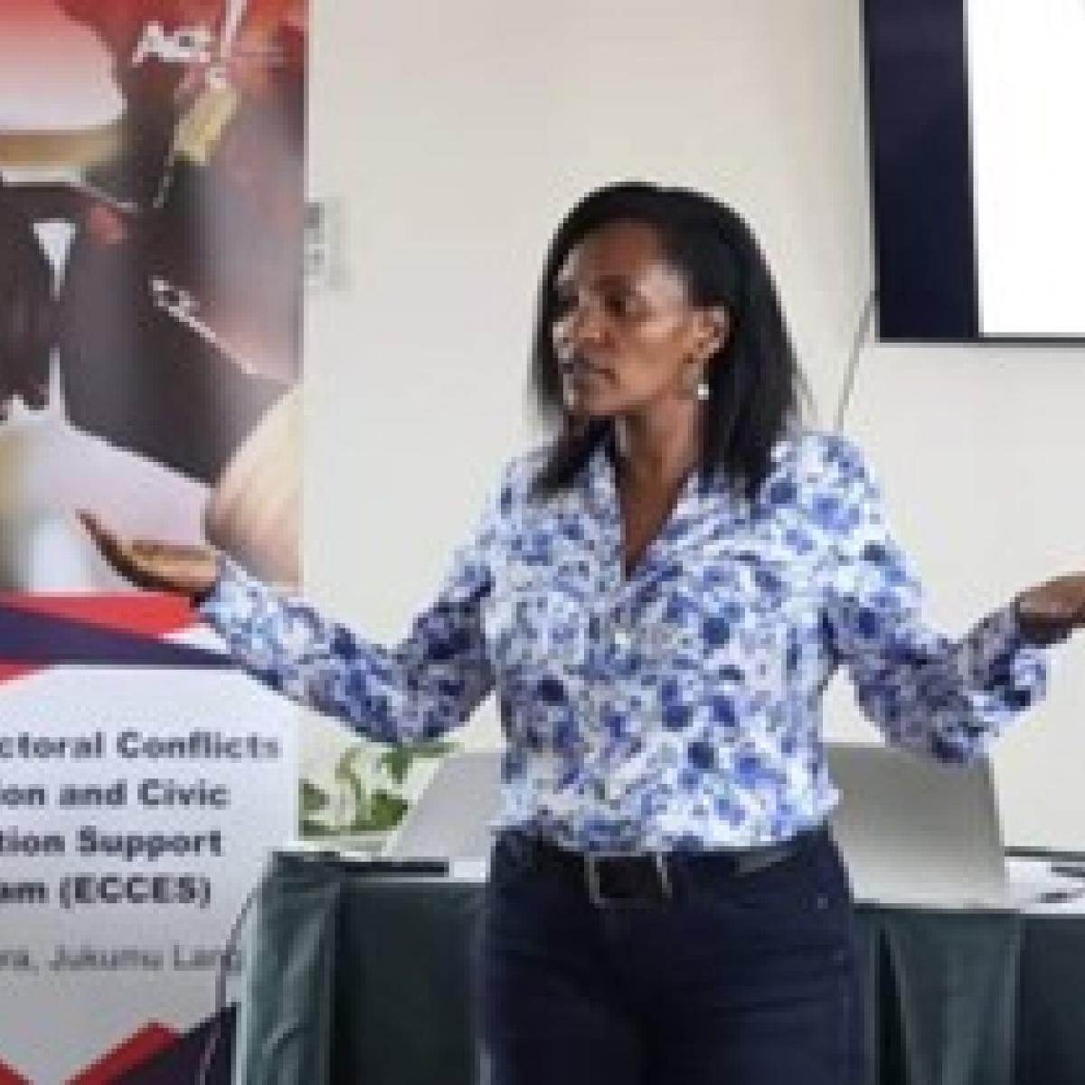 A facilitator from the Media Council of Kenya leads a session at a USAID supported training for journalists on ‘Conflict and Gender Sensitive Reporting’. USAID