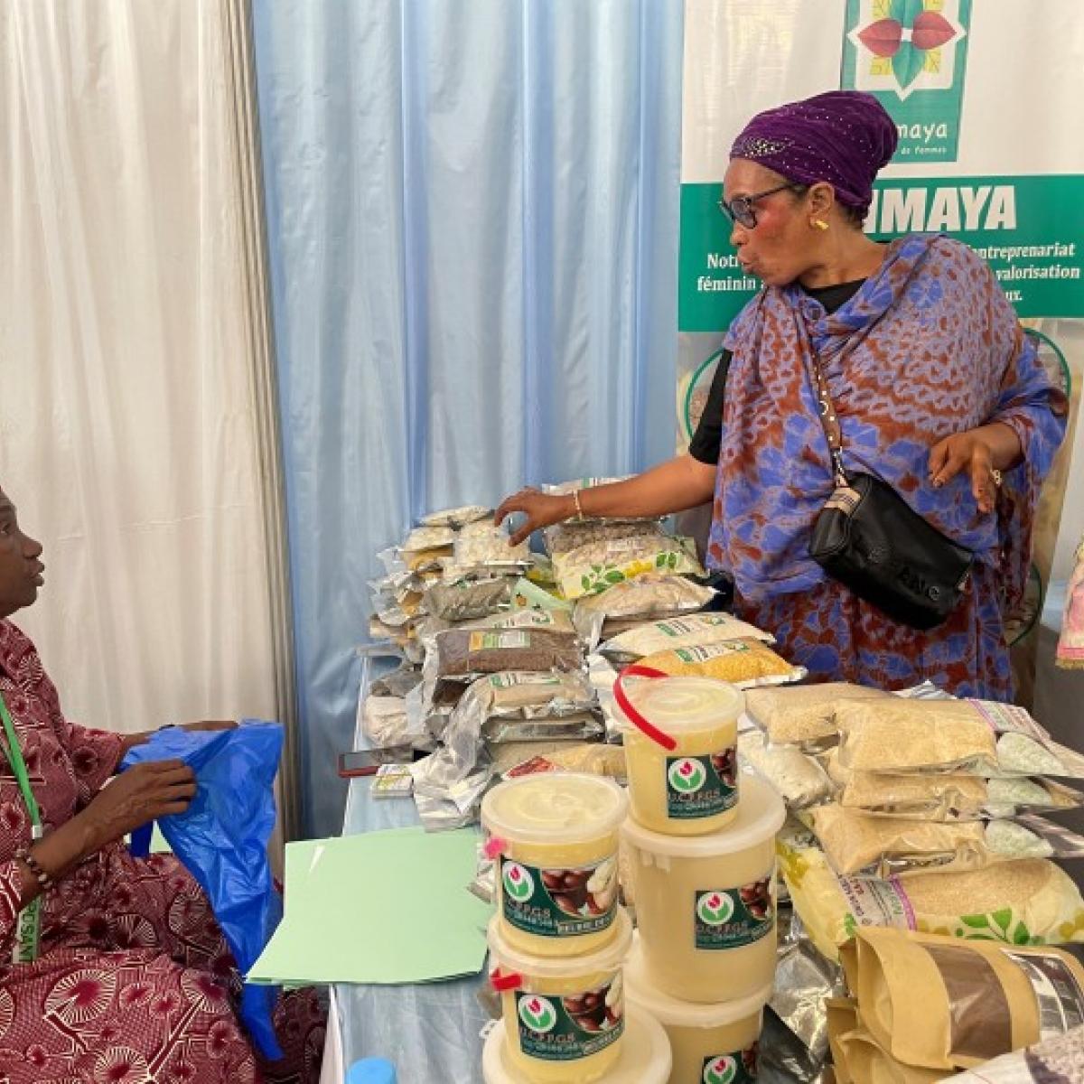 Ami Bagayoyo (left) selling tô mougou during FIARA