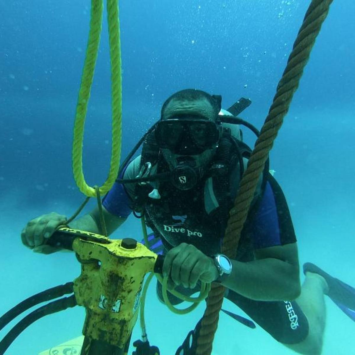 Together, USAID and HEPCA trained divers to install the moorings, and trained boat captains on seamanship, as well as environmental sensitivity and mooring buoy use. Additionally, awareness campaigns at hotels and dive centers were rolled out to ensure that divers and snorkelers respected the reefs.