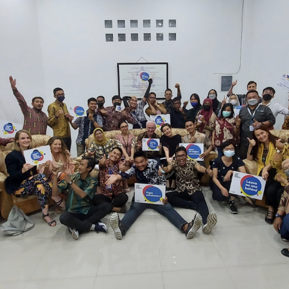 Peter Sands, CEO of the Global Fund, met with representatives of key populations in Jakarta, at Jaringan Indonesia Positif. They discussed everyday challenges fighting HIV and TB.