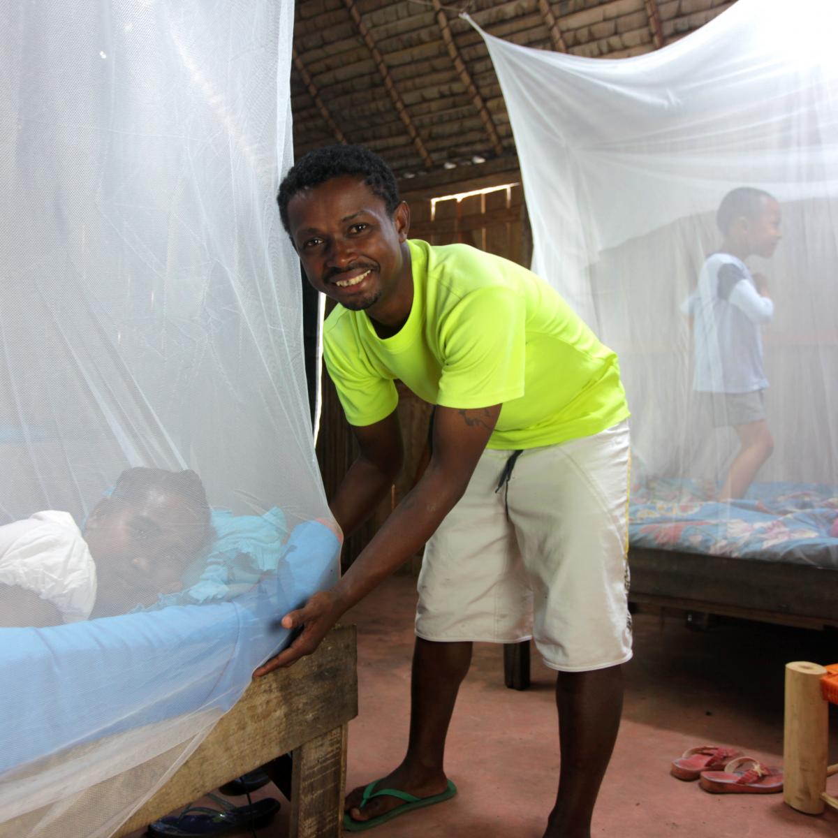 Pendant la campagne nationale, des millions de moustiquaires sont distribuées aux familles à travers Madagascar.