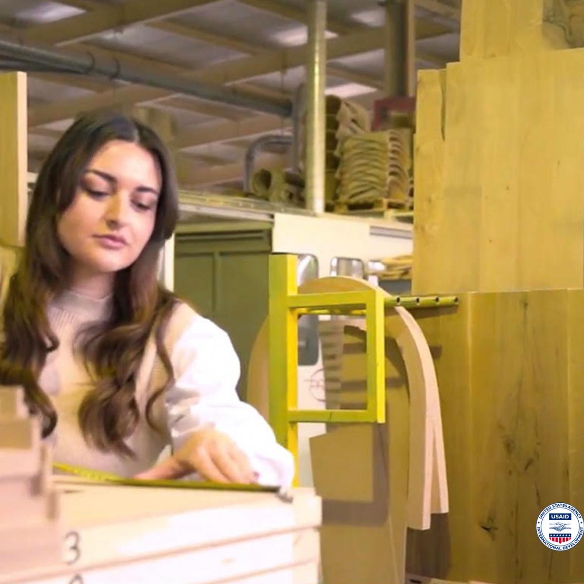Žene drvoprerađivači grade inkluzivniju, zdraviju osnovu za privredu Kosova 
