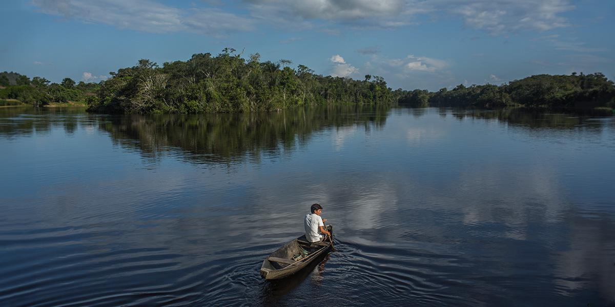 Panoramic view of a man on a boat in an Amazonian river