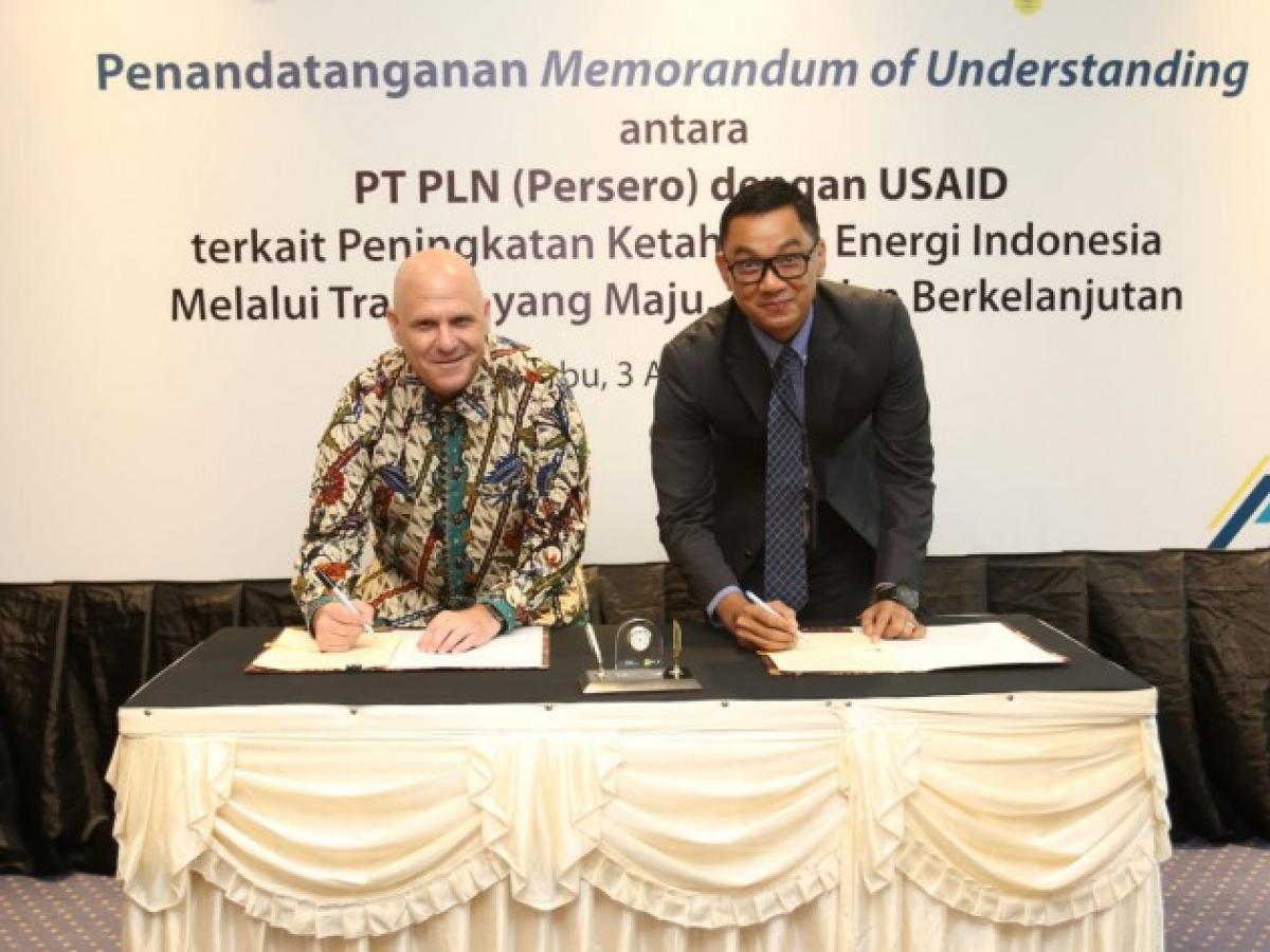 USAID Mission Director Jeff Cohen and PLN Director Darmawan Prasodjo signing MOU