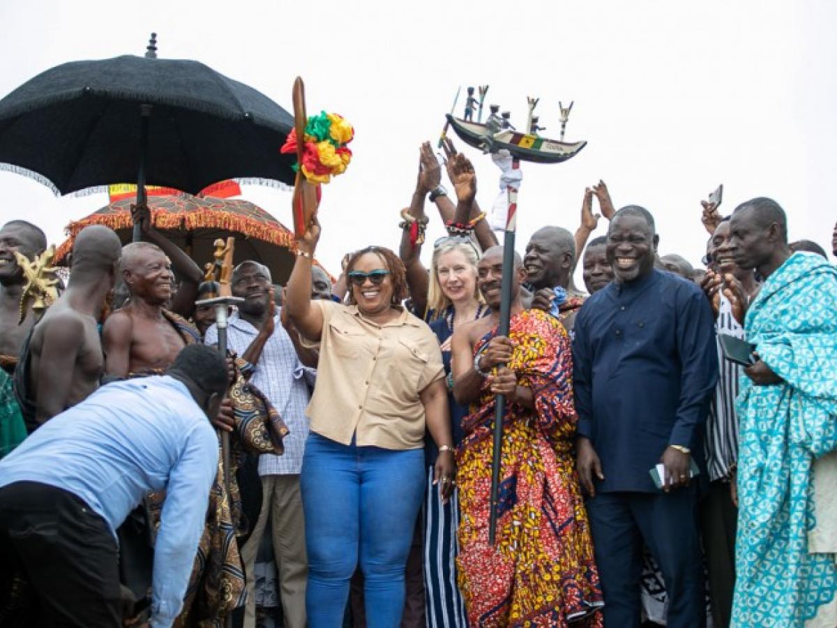 Mission Director Kimberley Rosen helped Ghana's Minister of Fisheries and Aquaculture Development to symbolically open the sea with a key to end the closed fisheries season.