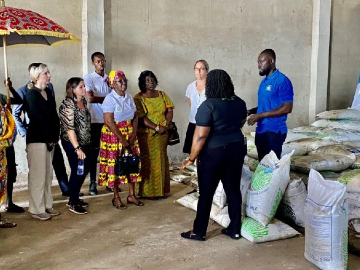 USAID-Ghana Mission Director Rosen receiving a briefing on the YaraMila Actyva fertilizer.