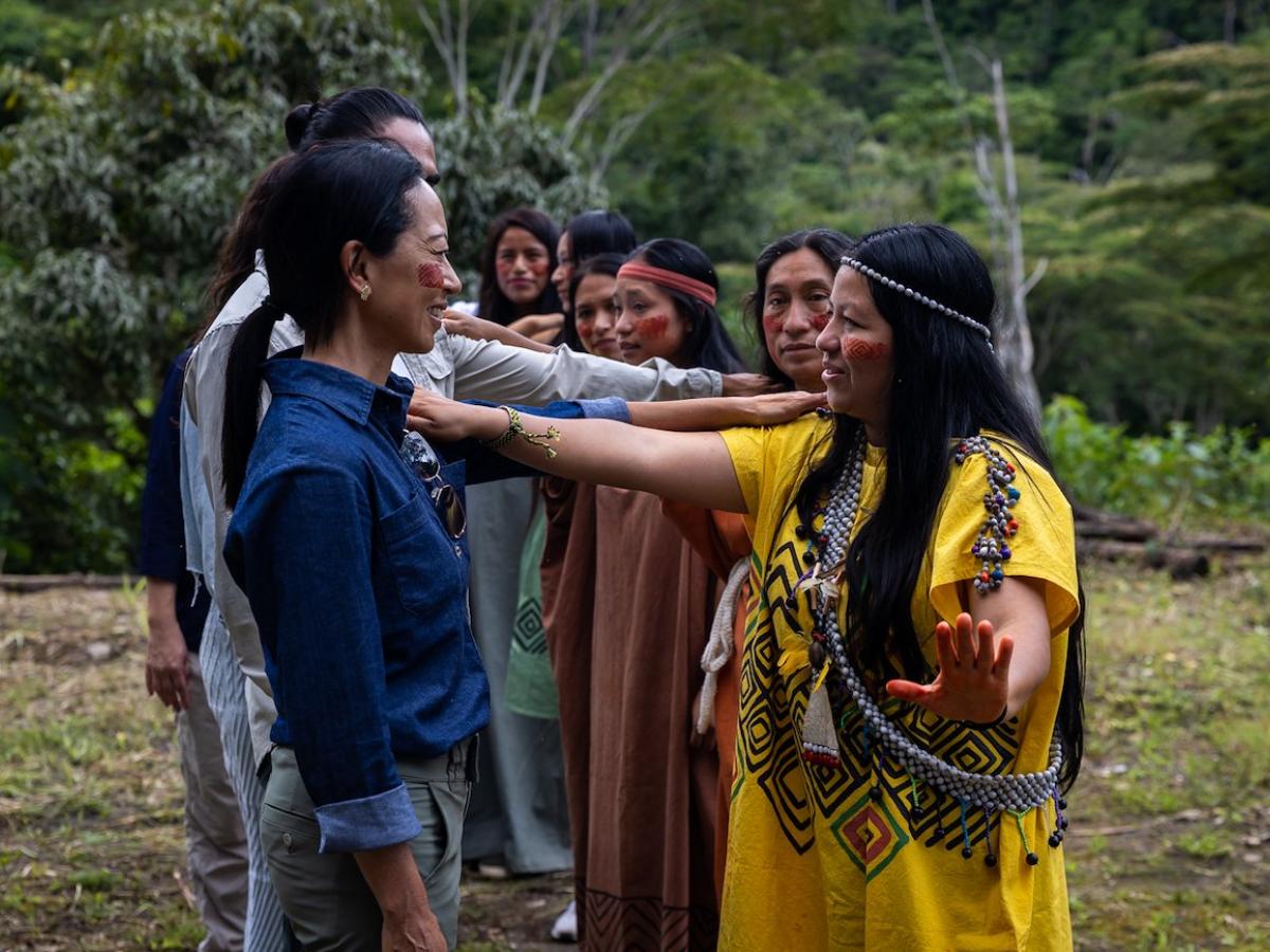 Yanesha leader Cecilia Martínez welcomes designers Sumy Kujon and Vania Tafur, to the communities of Ñagazu and Tsachopen to teach them ancestral techniques of the indigenous communities in Peru. 